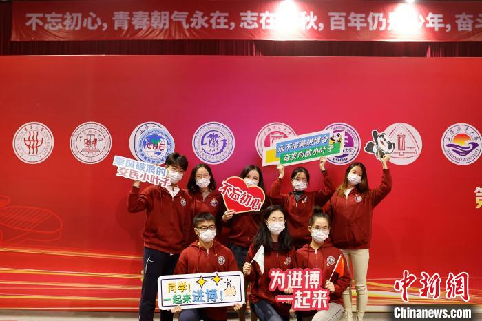第四届中国国际进口博览会志愿者在国家会展中心(上海)合影留念。　殷立勤 摄